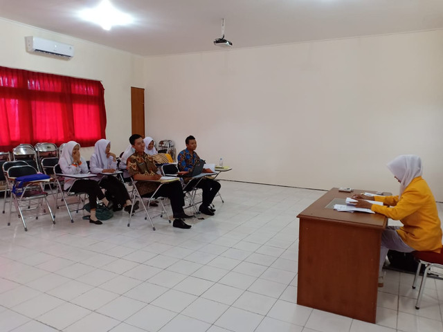 Dosen Spesialis Medikal Bedah "Prima Trisna Aji" ketika menguji sidang skripsi mahasiswa. photo by : @PrimaTrisnaAji