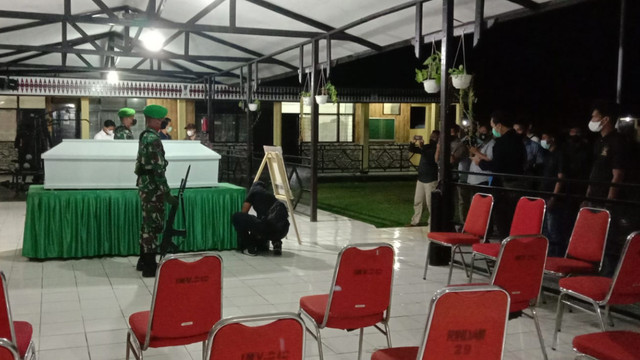 Jenazah Kepala BIN Daerah Papua, Mayjen TNI Abdul Haris Napoleon yang disemayamkan di Den Inteldam Kodam Cenderawasih. (Foto istimewa) 