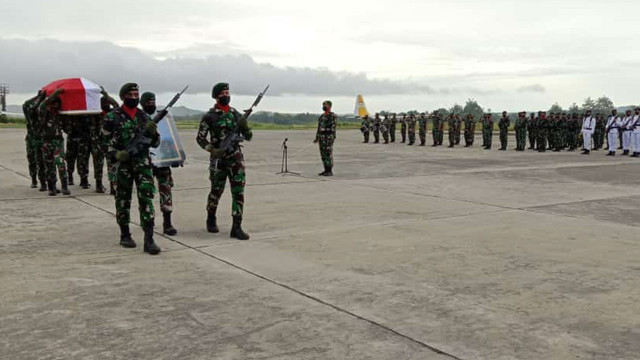 Upacara pelepasan jenazah Kabinda Papua, Meyjen TNI Abdul Haris Napoleon di Baseops Lanud Jayapura. (Foto: istimewa)   