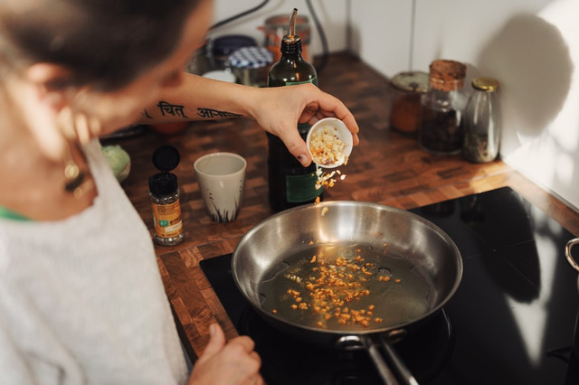 Ilustrasi artikel Pengertian Shallow Frying dan Penerapannya dalam Memasak. Sumber: unsplash.com/Conscious Design