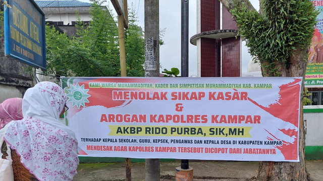 SPANDUK berisikan desakan pencopotan Kapolres Kampar, AKBP Rido Purba, di berbagai tempat di Kabupaten Kampar, Selasa (15/2/2022).  