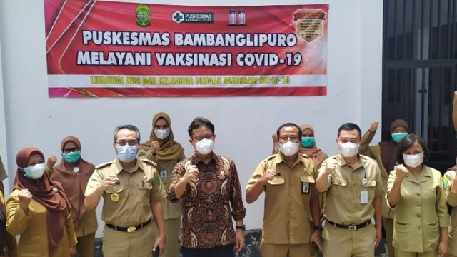 Menteri Kesehatan (Menkes) Budi Gunadi Sadikin (pakai batik tenga) dan Bupati Bantul Abdul Halim Muslih (sebelah kiri Menkes) meninjau vaksinasi COvid-19 di Puskesmas Bambanglipuro beberapa waktu lalu. Foto: Dok. Puskesmas Bambanglipuro