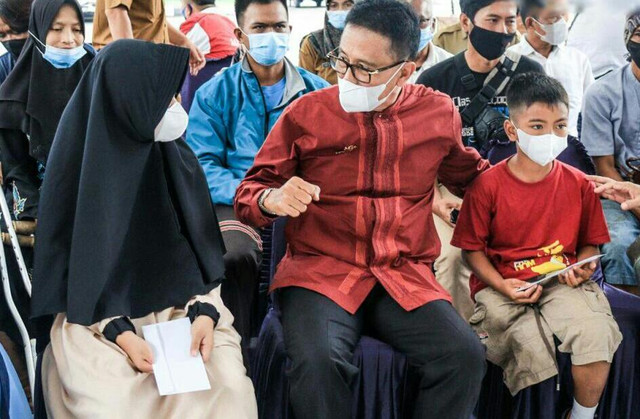 Bupati Ciamis, Herdiat Sunarya saat menghadiri penyerahan bantuan kaki palsu kepada penyandang disabilitas di Joglo Barat Pendopo Ciamis, Jabar. (Foto: Istimewa)