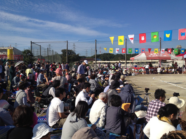 Penonton yang menyaksikan undokai. Sumber: Koleksi pribadi