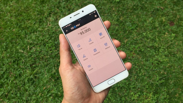 Ilustrasi biaya transfer GoPay ke bank. Foto: Bianda Ludwianto/Kumparan