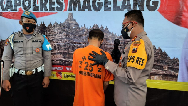 Polisi menunjukkan tersangka RR (58), pelaku pemerkosa penyandang disabilitas di Mapolres Magelang, Rabu (16/2/2022). Foto: ari/Tugu Jogja