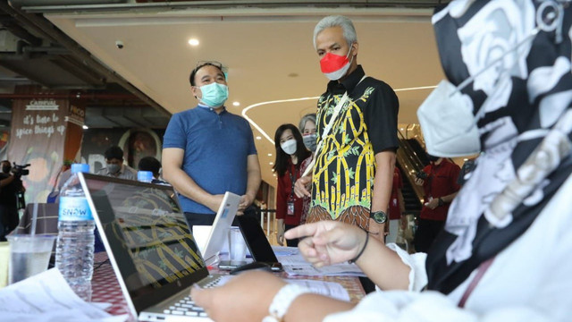 Gubernur Ganjar meninjau vaksinasi di Mall Tentrem, Rabu (16/2/2022). Foto: istimewa.