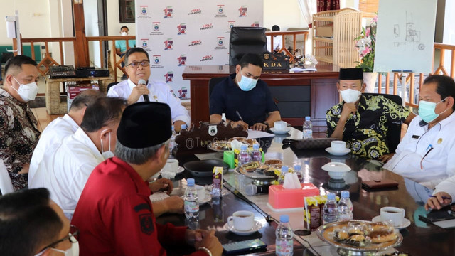 Pertemuan terkait sikap Pemprov Sulawesi Barat menyikapi gugatan Pemprov Kaltim ke Kemendagri terkait batas wilayah. Foto: Dok. Hamzah/Pemprov Sulbar