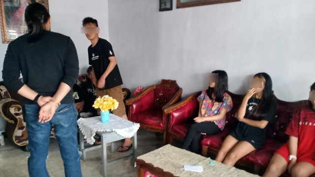 Para pemuda dan pemudi di Tomohon yang diamankan polisi karena mabuk.