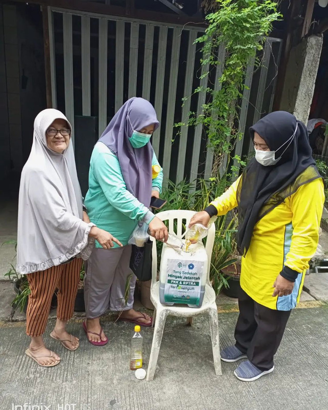 Ibu-ibu dalam aksi sedekah minyak jelantah. Foto: Dok. Rumah Sosial Kutub.