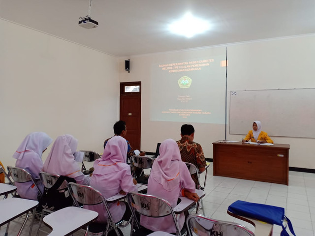 Dosen Spesialis Medikal Bedah "Prima Trisna Aji" ketika menguji Ujian Skripsi mahasiswa