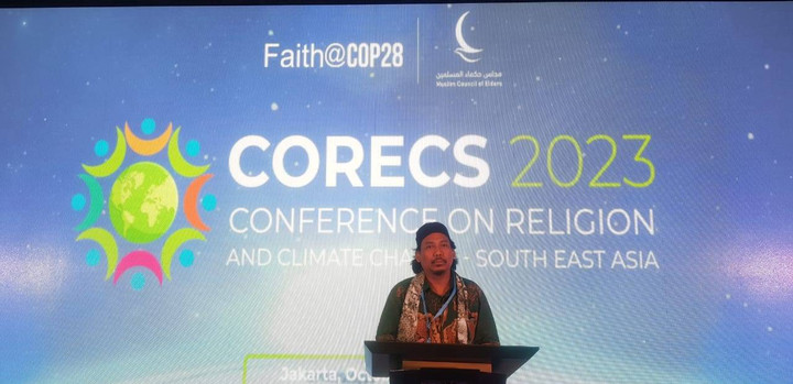 Jinsiy ichki kiyimdagi qizlar