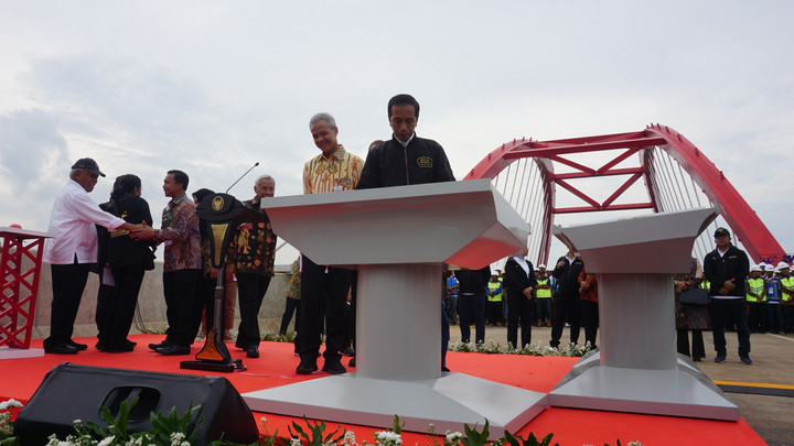 Ikki qiz bir qizni sikishdi