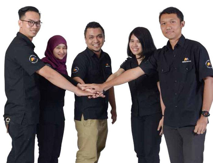 Voyaga yetgan tukli qaynona-qaynona pussilari Bir qismli suzish kostyumida jinsiy aloqa