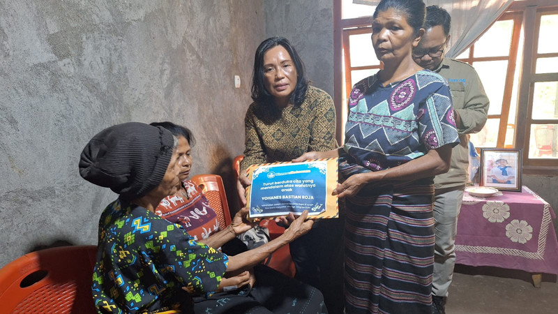 Sambangi Rumah Duka Siswa SD di NTT, Kemendikdasmen Berikan Santunan