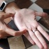 Membaca Garis Tangan