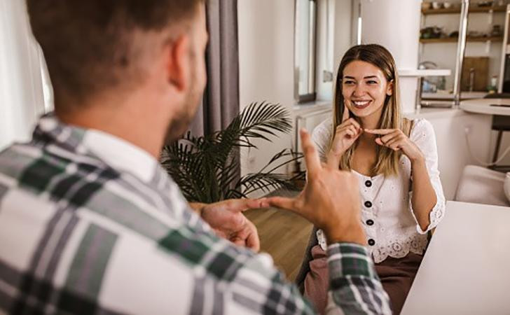 Efek Komunikasi Nonverbal terhadap Interpretasi Pesan dalam Interaksi Sosial 2 humas-indonesia-mengenal-7-bentuk-komunikasi-nonverbal-69.jpeg