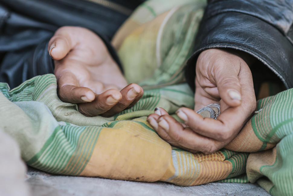 Ketimpangan Ekonomi Kota dan Desa: Hidup di Kota Sulit, Tapi di Desa Lebih Nyaman? 47 homeless-woman-holding-hands-out-help.jpg