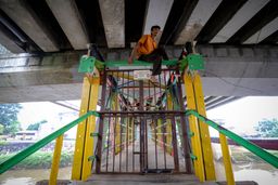 Sejumlah warga terpaksa harus memanjat pagar besi yang menutup akses jembatan penyeberangan orang (JPO) di kolong flyover Kalibata, Jakarta, Senin (3/2). Foto: Jamal Ramadhan/kumparan