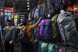 Sejumlah pengunjung melihat dan memilih berbagai produk yang dipamerkan dalam Indonesia Outdoor Festival (Indofest) 2026 di Jakarta International Convention Center (JICC), Senayan, Jakarta, Kamis (4/6/2026). Foto: Muhammad Adimaja/ANTARA FOTO