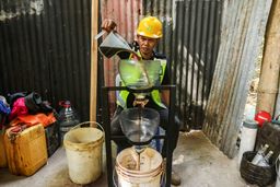 Pekerja menyaring bahan bakar minyak (BBM) alternatif jenis solar atau Petasol sebelum digunakan di KSM Pilah Berkah, Imogiri, Bantul, DI Yogyakarta, Kamis (9/7/2026). Foto: Rahid Putra Laksana/ANTARA FOTO