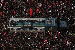 Ribuan warga menghadiri prosesi pemakaman Pemimpin Tertinggi Iran, Ali Khamenei, di kompleks makam suci Imam Reza, Mashhad, Iran, Kamis (9/7/2026). Foto: Majid Asgaripour/WANA via REUTERS 