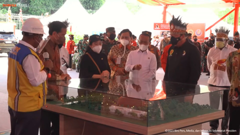 Jokowi Resmikan Groundbreaking Papua Youth Creative Hub Pusat Kreatif Anak Muda Kumparan Com<script async src=