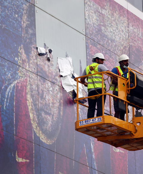 Sedih, Foto Raksasa Lionel Messi di Camp Nou pun Mulai Dilucuti
