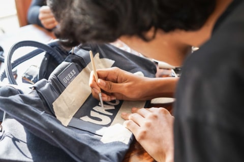 Guess Men Camp 2019, Kenalkan Koleksi Terbaru Denim dan Tas Untuk Pria |  kumparan.com
