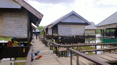 Rumah Makan Kampoeng Empang Kendari / Check spelling or type a new query.