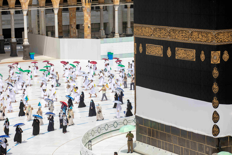 Potret jemaah haji saat tawaf mengelilingi Ka'bah dengan menerapkan social distancing di Masjidil Haram, Makkah, Arab Saudi. Foto: Saudi Ministry of Media via REUTERS
