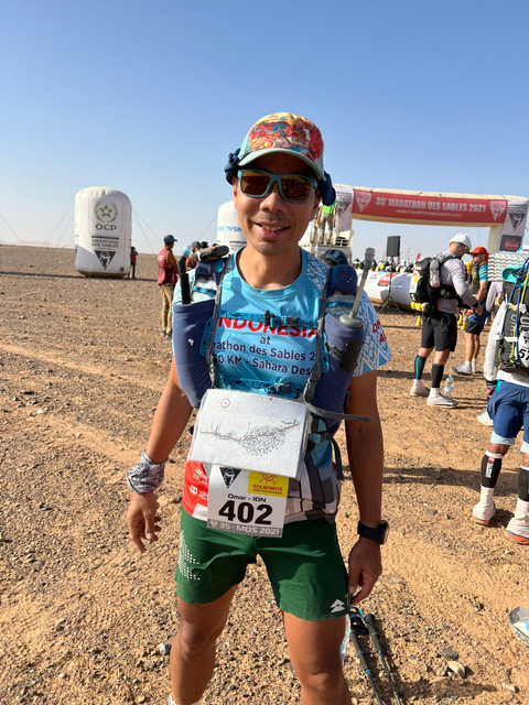 Tahajud Ibunda Iringi Omar Agoes Taklukkan Ultramarathon Gurun Sahara Kumparan Com<script async src=
