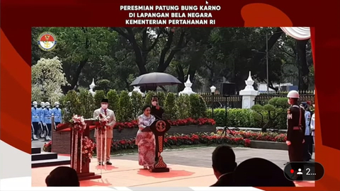 Presiden RI ke-5 Megawati Soekarnoputri saat meresmikan patung bung Karno di kantor Kemenhan, Jakarta, Minggu (6/6). Foto: Dok. Istimewa