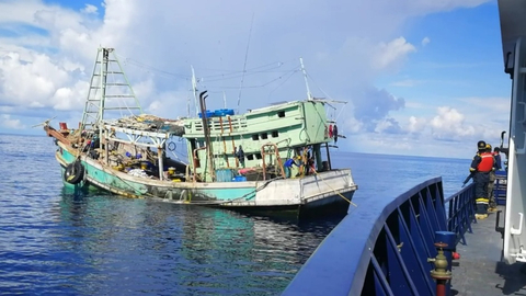 Kementrian Kelautan dan Perikanan menangkap kapal illegal fishing berbendera Vietnam dan Malaysia. Foto: Dok. Kementerian Kelautan dan Perikanan 