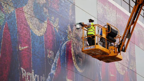 Sedih, Foto Raksasa Lionel Messi di Camp Nou pun Mulai Dilucuti (1)