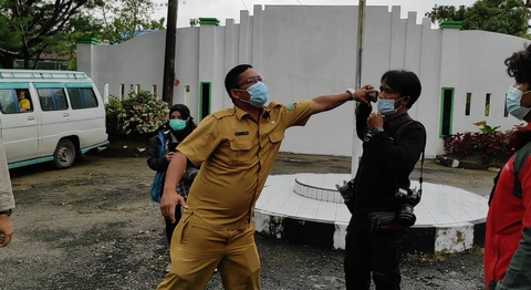 ASN di RSJ Medan mencoba merampas handphone milik wartawan. Foto: Dok. Istimewa