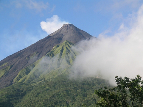 Tahun 2013 sering terjadi erupsi gunung berapi di indonesia antara lain di pulau sulawesi