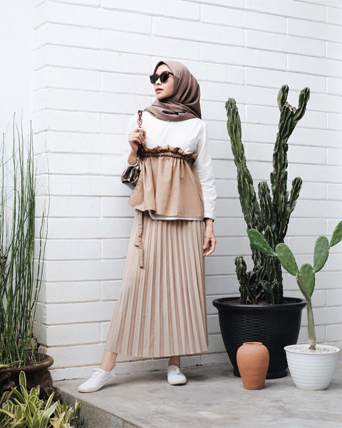 10 Tampilan Modis dengan Pleated Skirt 