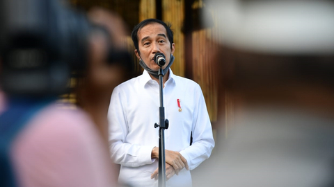 Presiden Joko Widodo memberikan keterangan saat meninjau Pantai So Long di Kabupaten Banyuwangi, Jawa Timur. Foto: Biro Pers Sekretariat Presiden-Muchlis Jr
