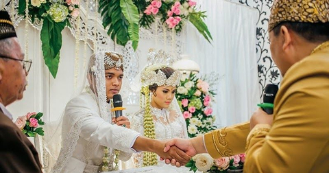 Teks Ijab Kabul Lengkap Dalam Bahasa Arab Dan Indonesia Kumparan Com