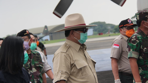 Menteri Pertahanan Prabowo Subianto saat menerima.kedatangan tim penjemput alkes dari China. Foto: Dok. Humas Kemhan