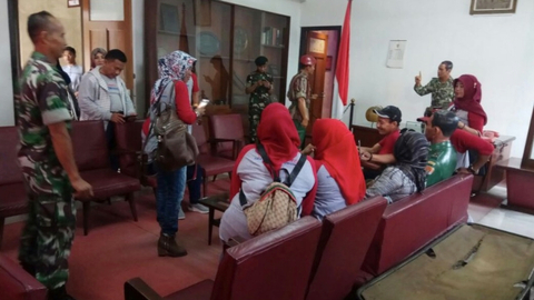 Sejumlah orang mengunjungi ruangan yang terdapat tiga patung yang menggambarkan Soeharto, Sarwo Edhi Wibowo, dan AH Nasution di Museum Darma Bhakti Kostrad. Foto: kostrad.mil.id