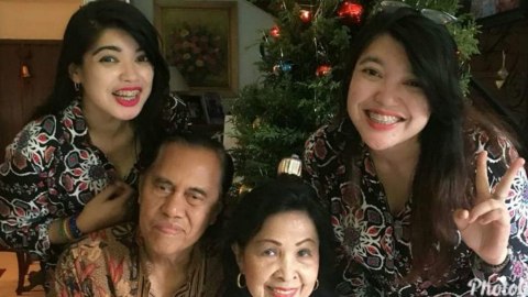 Padmo beserta istri berfoto dengan Yuliana dan Yuliani, kembar siam yang kini jadi dokter dan doktor ( Foto: Twitter/ @airin_nz)