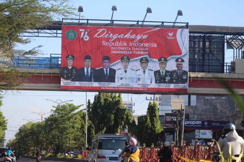 Tulisan Indonesia pada Baliho Dirgahayu Kemerdekaan Ke-76 RI di Sidoarjo Salah
