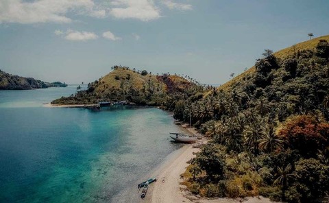 Pantai Leksula - Wesata.ID