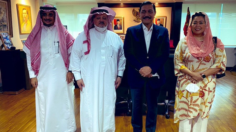 Yenny Wahid (kanan) saat mendampingi Dubes Saudi, YM Esam AtThagafi dalam pertemuan dengan Menko Maritim dan Investasi, Luhut Binsar Pandjaitan (kedua dari kanan). Foto: Twitter/@yennywahid