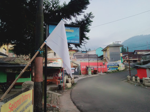 Masyarakat dan pelaku usaha wisata pemandian air panas Guci, Kabupaten Tegal mulai mengibarkan bendera putih.