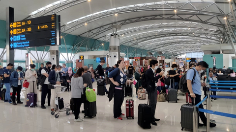 Calon penumpang di Bandara International Soekarno Hatta Terminal 3 tujuan Hong Kong menggunakan masker sebagai antisipasi virus Corona. Foto: Aria Sankhyaadi/kumparan