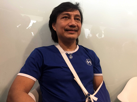 Alami Patah Pergelangan Tangan Katon Bagaskara Tetap Manggung Kumparan Com