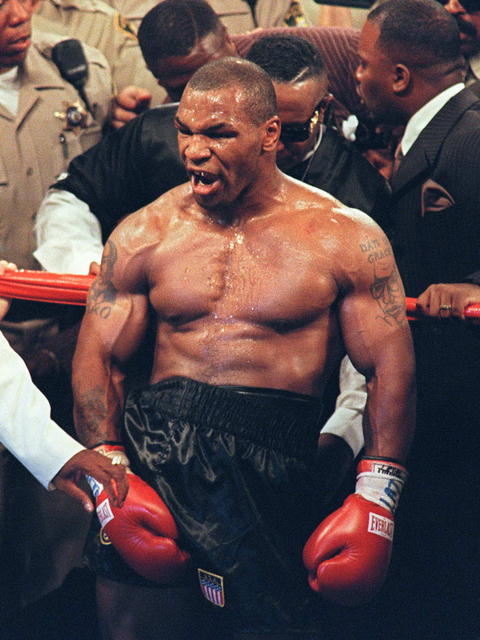 23 Tahun Berlalu Mike Tyson Akhirnya Ungkap Alasan Gigit Kuping Holyfield Kumparan Com